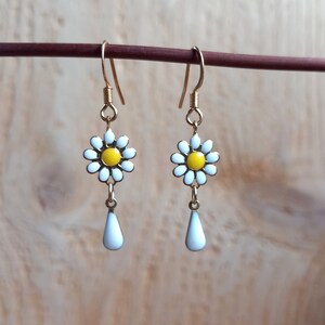 Daisy earrings, flower earrings, spring earrings, daisies, nature jewelry, trendy spring earrings. image 3