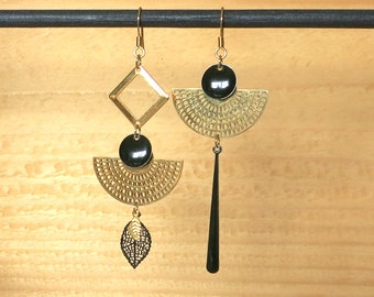 Boucles d'oreilles asymétriques, boucles dépareillées longues, noires et dorées, boucles tendances décalées, clips oreilles non percées.