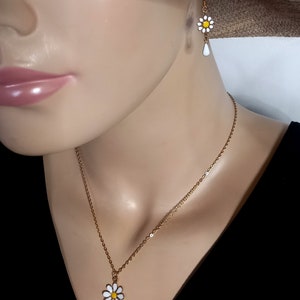 Daisy earrings, flower earrings, spring earrings, daisies, nature jewelry, trendy spring earrings. image 6
