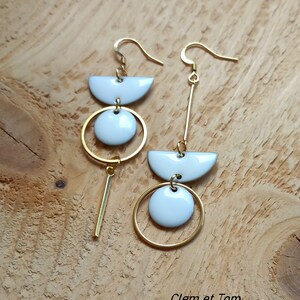 Boucles d'oreilles asymétriques légères, boucles longues décalées, boucles contemporaines. Blanc