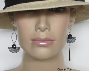 Boucles d'oreilles asymétriques, boucles dépareillées longues, noires et argentées, boucles tendances décalées, boucles désaccordées.