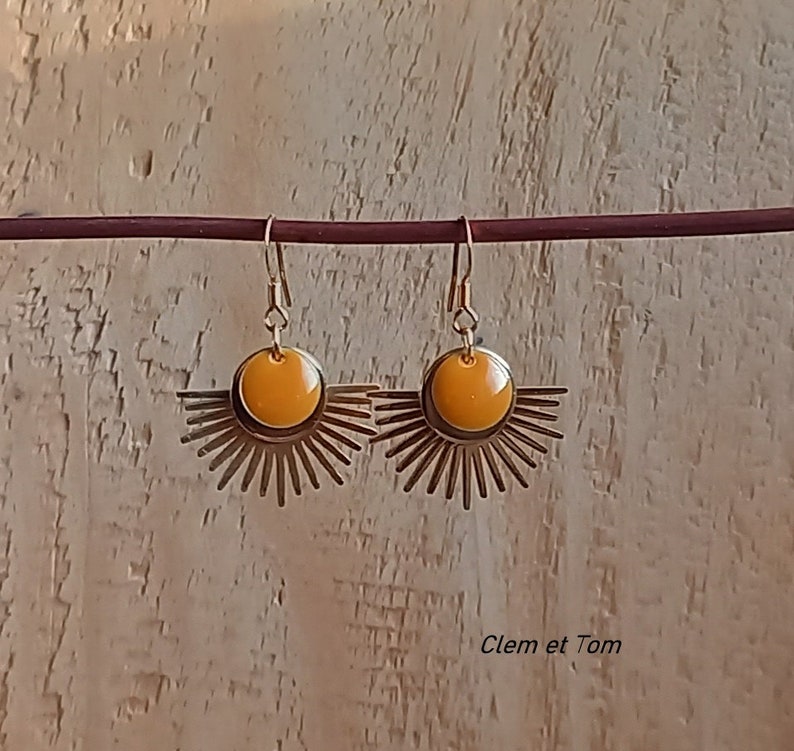 Sun earrings, gold, colors, sun rays, stainless steel, enameled sequins. Moutarde