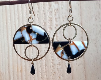 Cellulose acetate earrings, asymmetrical, offset loops, marbled white, black, gold, ocher, gold stainless steel.