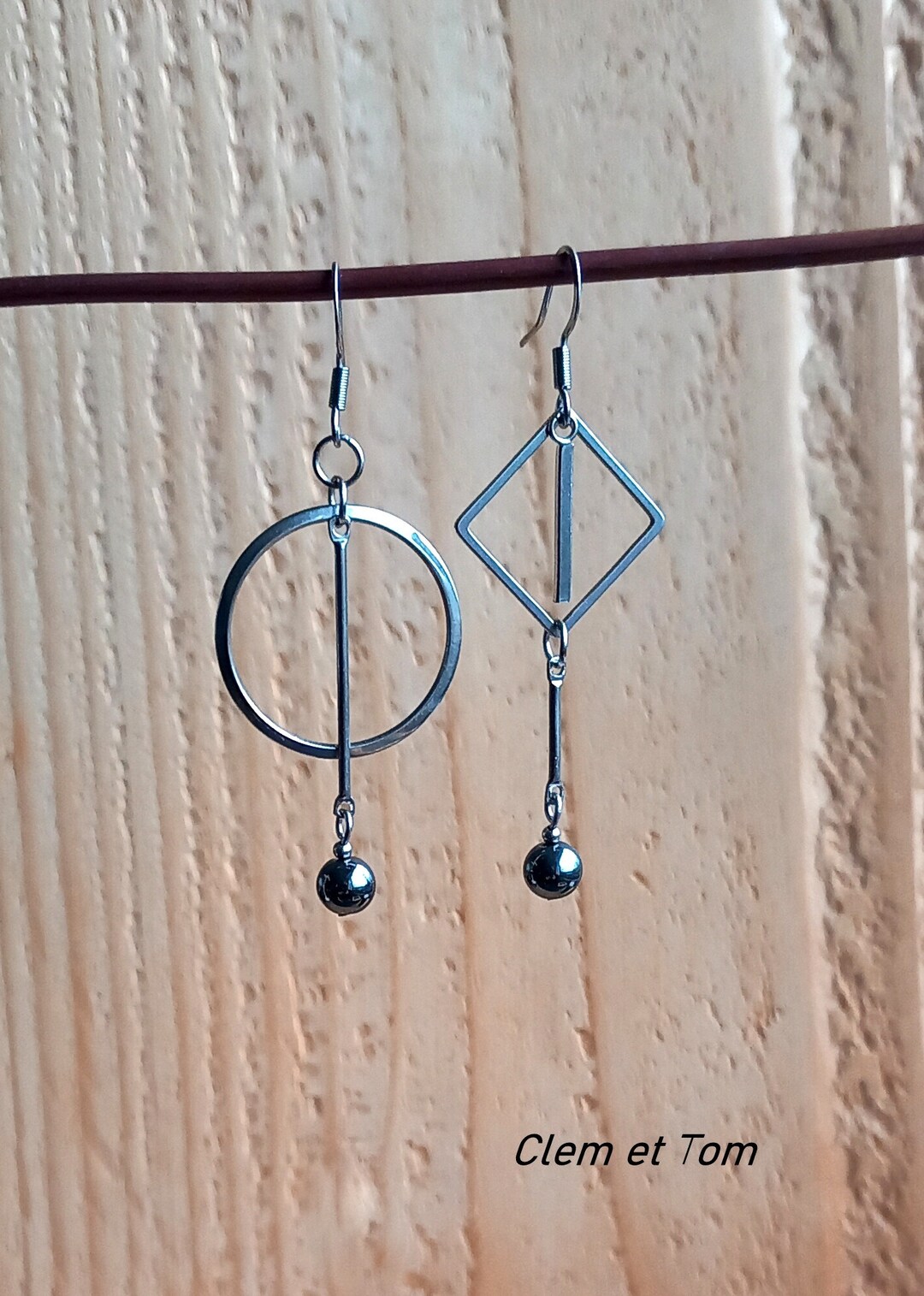 Boucles D'oreilles En Hématite Auris – Style Eva, Neuves Avec étiquettes