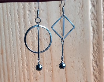 Boucles d'oreilles longues, asymétriques, argentées, pierre naturelle hématite.