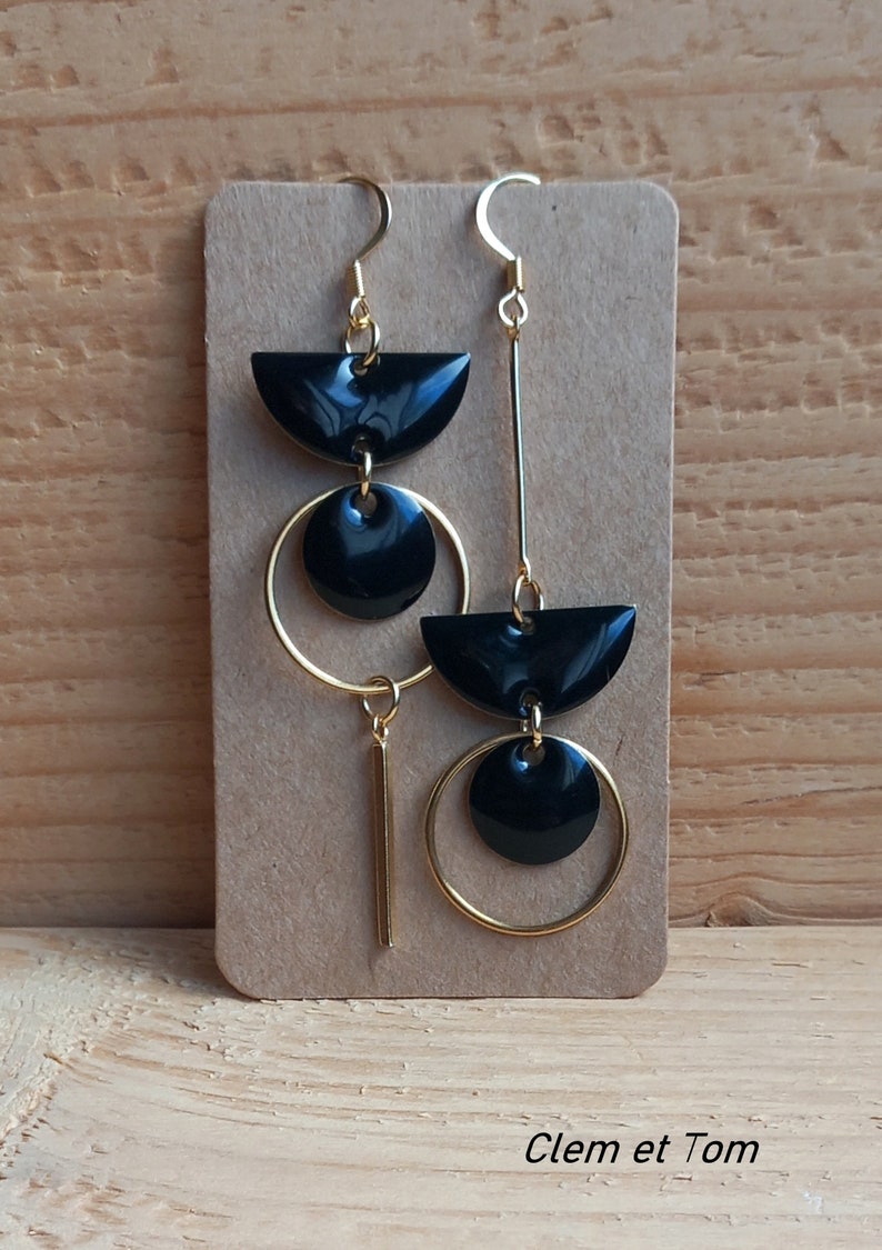 Boucles d'oreilles asymétriques légères, boucles longues décalées, boucles contemporaines. Noir