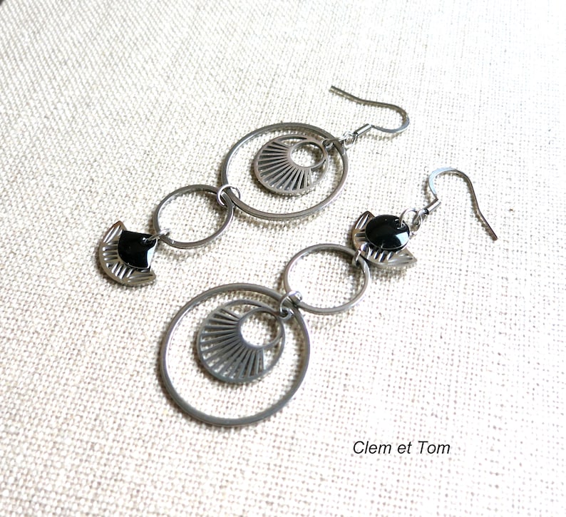 Boucles d'oreilles asymétriques, dépareillées, longues boucles argentées, anneaux, acier inoxydable, argentées et noires. image 3