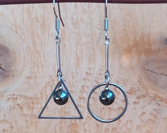 Boucles d'oreilles asymétriques argentées, perles en pierre hématite, anneau et triangle.