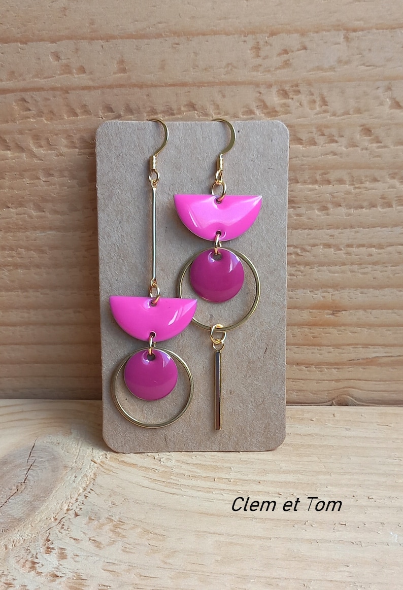 Boucles d'oreilles asymétriques légères, boucles longues décalées, boucles contemporaines. Fuschia/Rose