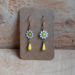 Daisy earrings, flower earrings, spring earrings, daisies, nature jewelry, trendy spring earrings. Yellow