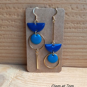 Boucles d'oreilles asymétriques légères, boucles longues décalées, boucles contemporaines. Bleu