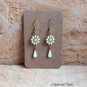 Daisy earrings, flower earrings, spring earrings, daisies, nature jewelry, trendy spring earrings. White