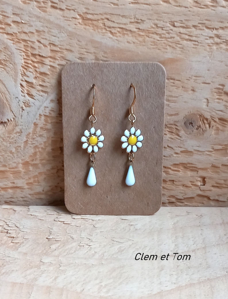 Daisy earrings, flower earrings, spring earrings, daisies, nature jewelry, trendy spring earrings. White