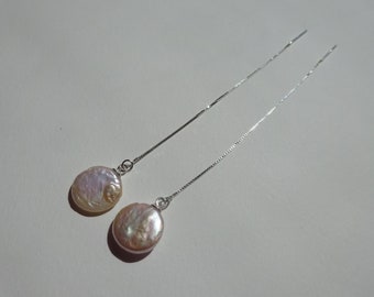 Chain earrings with cultured pearls, button-shaped pearls, white color, intense luster.