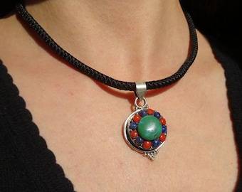 Pendentif ethnique en argent massif 925, pierre turquoise, pierre lapis lazuli et corail blanc teinté en rouge, vendu avec collier présenté