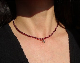 Garnet stone choker necklace, crowned with a small cubic zirconia cage, necklace length 40cm