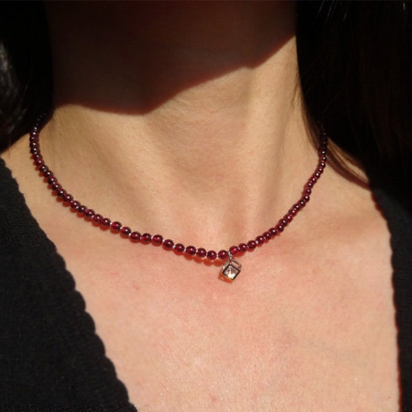 Halskette aus Granatstein, gekrönt von einem kleinen kubischen Zirkoniumkäfig, Kettenlänge 40 cm