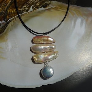 Baroque pearl pendant necklace mounted on leather cord, adjustable length leather cord
