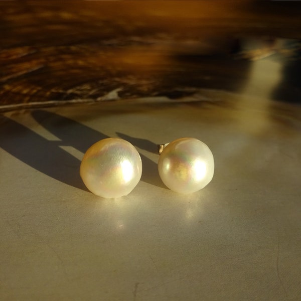 Boucle d'oreilles perles de culture d'eau douce, grosse perle taille 10.5mm ou 11mm, perles faces presque rondes et profils plat " bouton "