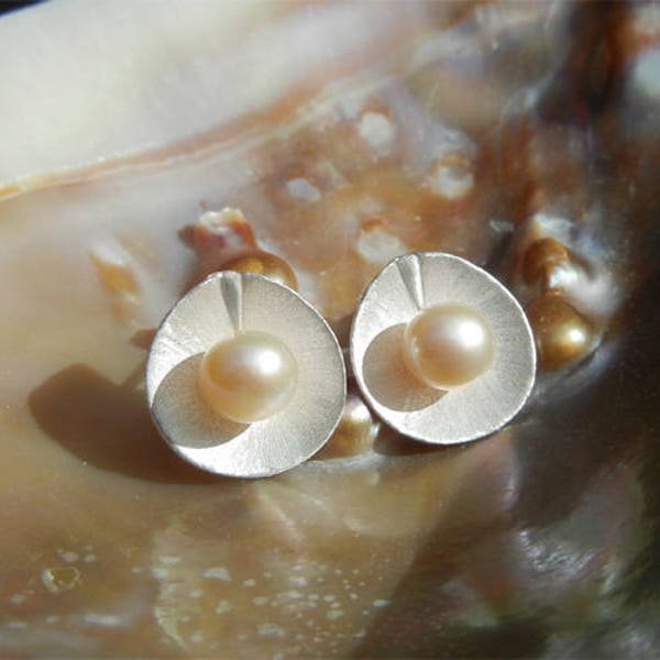 Pendientes, patrón de pétalos llorando, perlas cultivadas de agua dulce, pendientes de plata maciza 925, plata cepillada