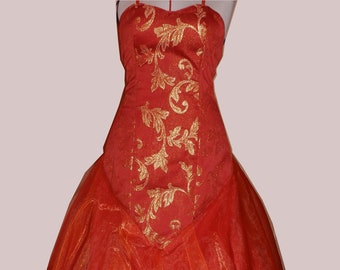 Robe longue rouge à motifs baroques style années 50 à 60 style Givenchy.