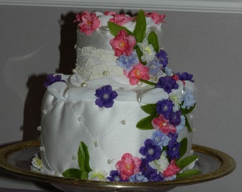 Coussin porte alliances style wedding-cake à étage avec des fleurs en tissu