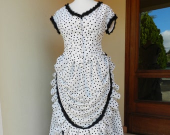 Robe à tournure modulable, mode victorienne, Belle-Epoque, mode 1870, en tissu blanc à pois noirs pour costume historique .