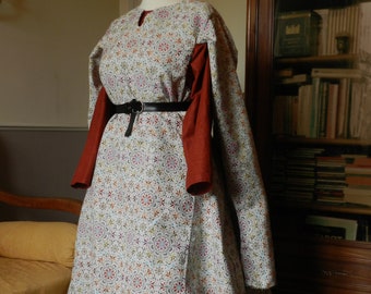 Costume médiéval femme de la noblesse , époque 13e siècle. Mode du Moyen-âge, roi Louis IX pour costume historique
