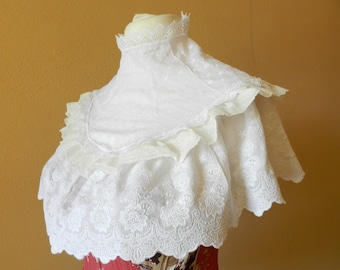 Collet ou col montant, en broderie anglaise et fine dentelle  style victorien, Belle-Epoque.