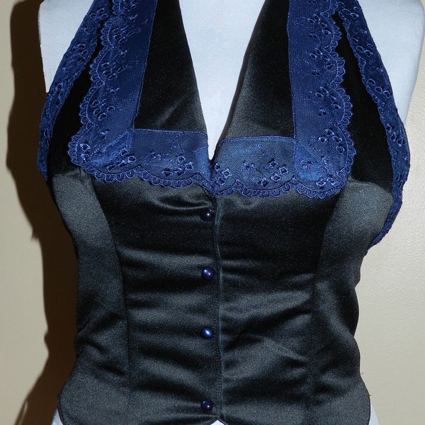 Gilet femme dos nu satin duchesse noir à dentelle bleue type smoking.