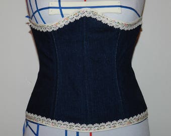 Serre-taille en jean avec galon de dentelle.