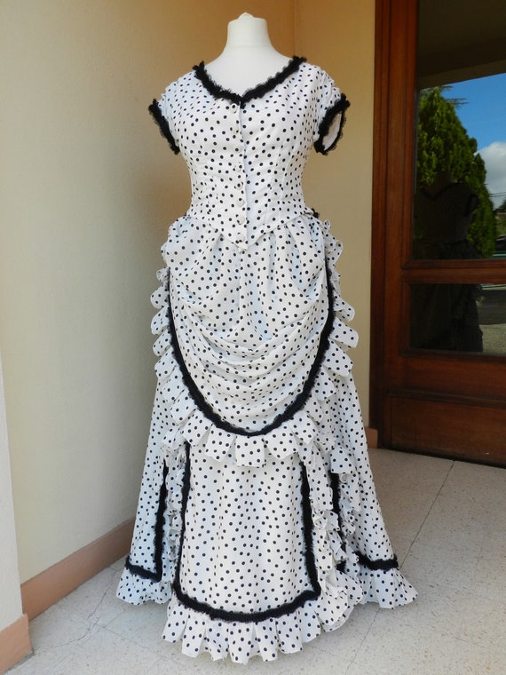 Robe a tournure modulable mode victorienne Belle Epoque mode 1870 en tissu blanc a pois noirs pour costume historique