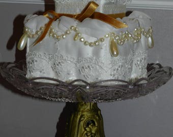 Coussin de mariage en forme de wedding cake en satin duchesse, perles, ruban et dentelle de Valencienne.