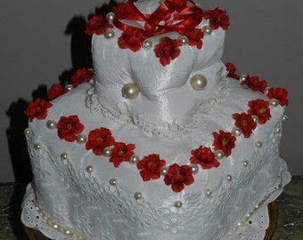 Coussin porte alliances mariage en forme de wedding cake en taffetas avec fleurs, perles, dentelle, broderie anglaise et ruban satin.