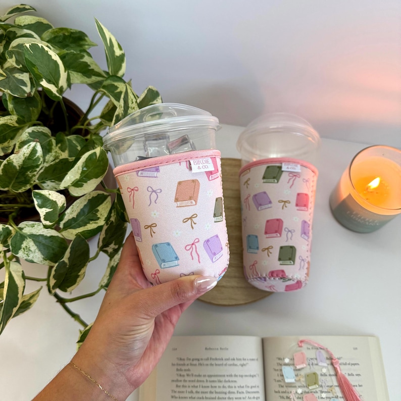 Pastel Book Lover Iced Coffee Sleeve | Reusable Cup Sleeve with Cute Book & Bow Design | Eco Friendly Gift for Readers, Bookish Accessories zdjęcie 2