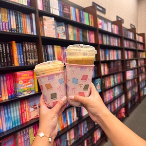 Pastel Book Lover Iced Coffee Sleeve | Reusable Cup Sleeve with Cute Book & Bow Design | Eco Friendly Gift for Readers, Bookish Accessories zdjęcie 5