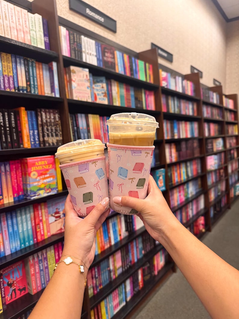 Pastel Book Lover Iced Coffee Sleeve | Reusable Cup Sleeve with Cute Book & Bow Design | Eco Friendly Gift for Readers, Bookish Accessories zdjęcie 5