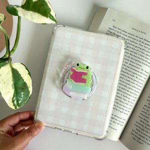 Reading Frog Magnetic Kindle Grip, Frog MagSafe Kindle Grip, Magnetic Kindle Holder, Kindle Accessories, Bookish Gifts for her bild 3