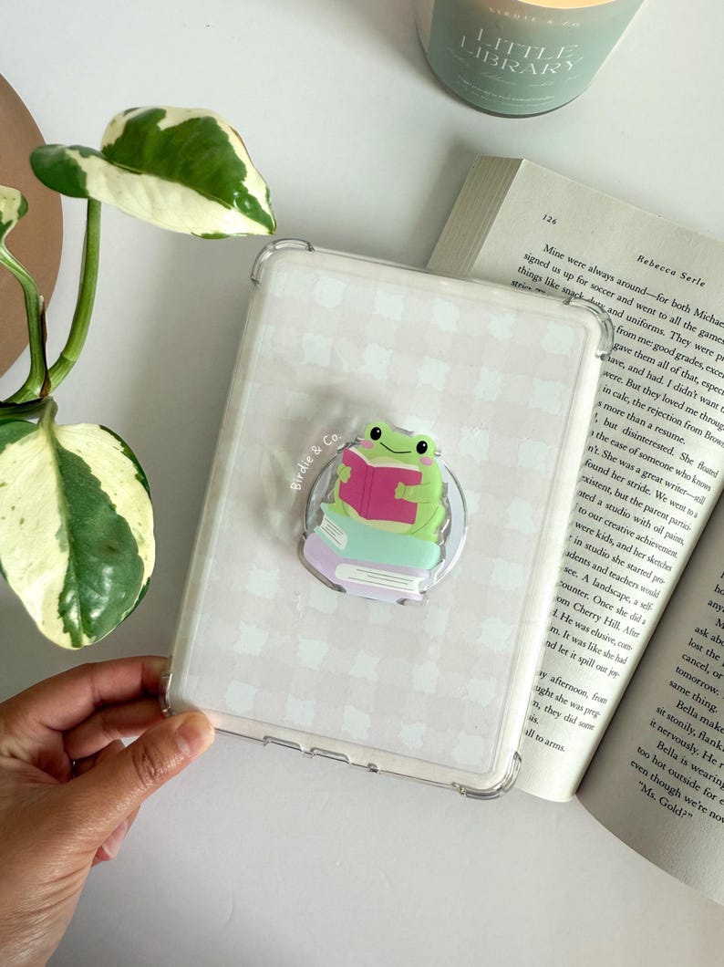 Reading Frog Magnetic Kindle Grip, Frog MagSafe Kindle Grip, Magnetic Kindle Holder, Kindle Accessories, Bookish Gifts for her bild 3