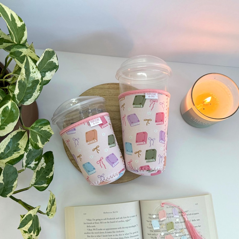 Pastel Book Lover Iced Coffee Sleeve | Reusable Cup Sleeve with Cute Book & Bow Design | Eco Friendly Gift for Readers, Bookish Accessories zdjęcie 1