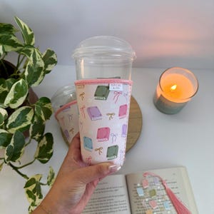 Pastel Book Lover Iced Coffee Sleeve | Reusable Cup Sleeve with Cute Book & Bow Design | Eco Friendly Gift for Readers, Bookish Accessories zdjęcie 3