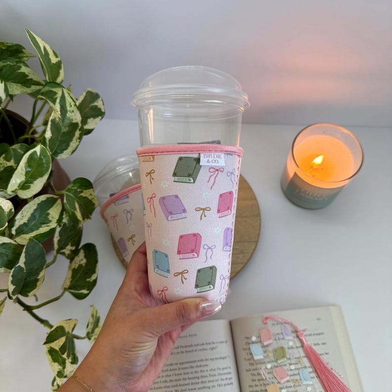 Pastel Book Lover Iced Coffee Sleeve | Reusable Cup Sleeve with Cute Book & Bow Design | Eco Friendly Gift for Readers, Bookish Accessories zdjęcie 3