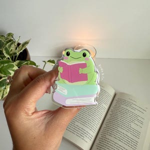 Reading Frog Magnetic Kindle Grip, Frog MagSafe Kindle Grip, Magnetic Kindle Holder, Kindle Accessories, Bookish Gifts for her bild 2