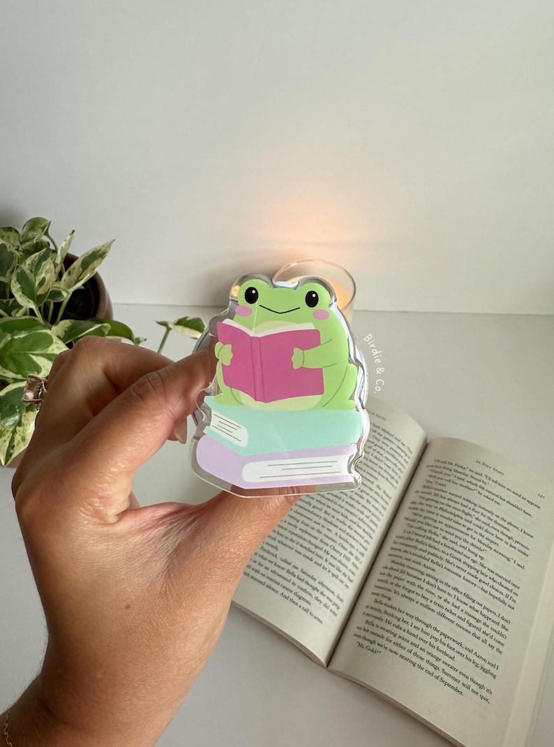 Reading Frog Magnetic Kindle Grip, Frog MagSafe Kindle Grip, Magnetic Kindle Holder, Kindle Accessories, Bookish Gifts for her bild 2