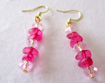 Pendientes transparentes con chips rosas - ganchos de acero inoxidable