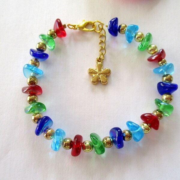 Bracelet en perles en verre multicolore. Jolies perles ondulées séparées de perles dorées