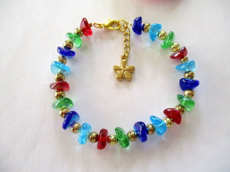 Pulsera de cuentas de cristal multicolor. Bonitas cuentas onduladas separadas de cuentas doradas. imagen 1