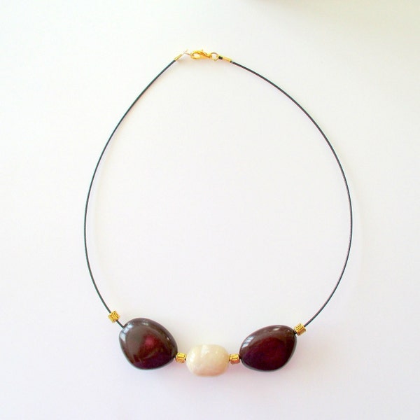 Collier ras de cou en perles plastique marron et beige