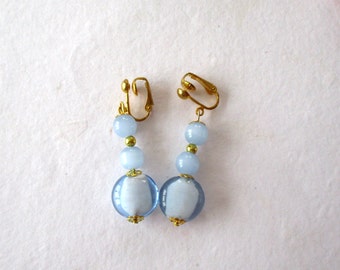 Clips boucles d'oreilles perles de lait bleu pâle