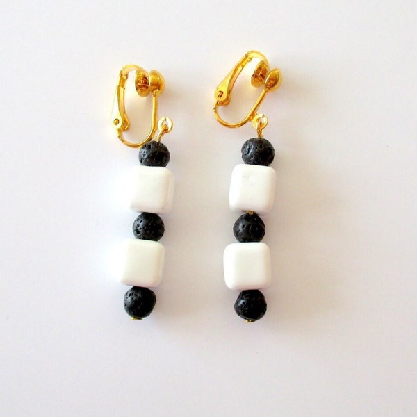 Clips boucles d'oreilles perles céramiques cubique noire et blanche